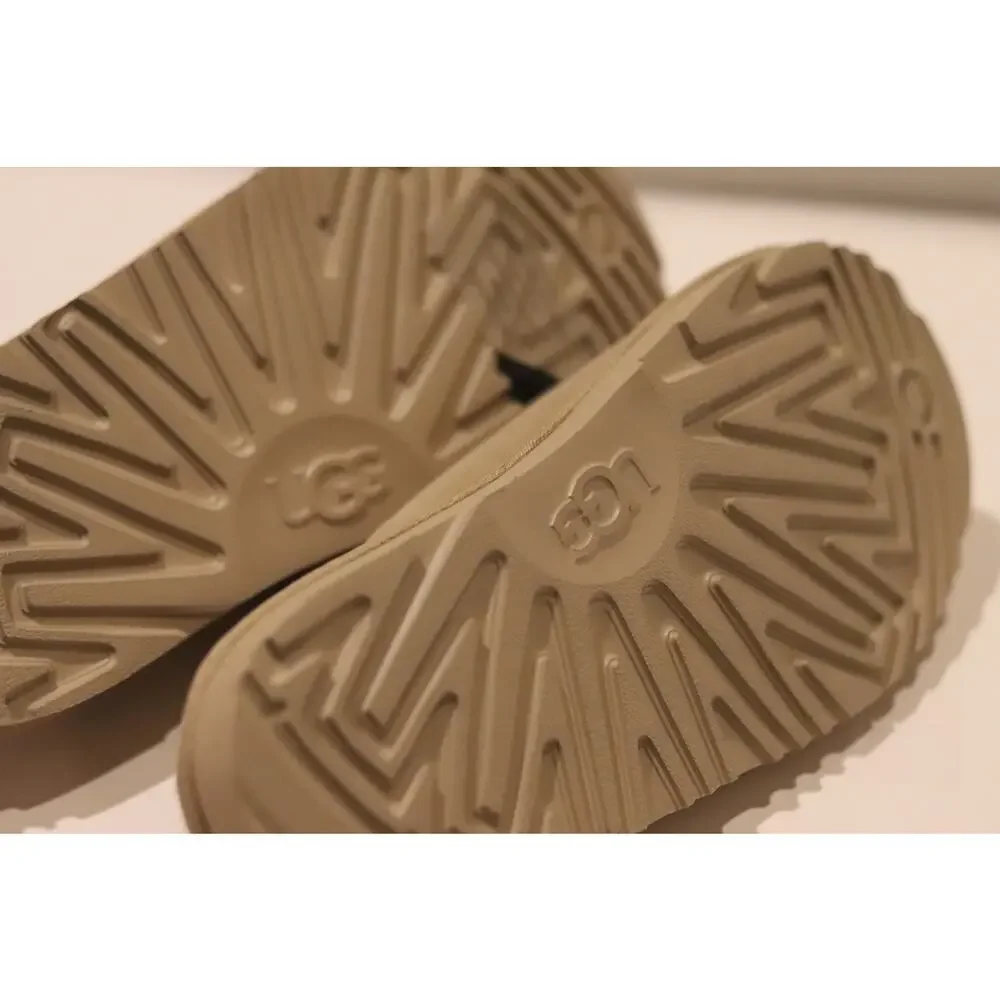 UGG Greenport Slide Sz 5 youth